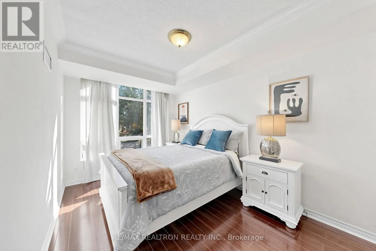 211 - 18 WILLIAM CARSON CRESCENT