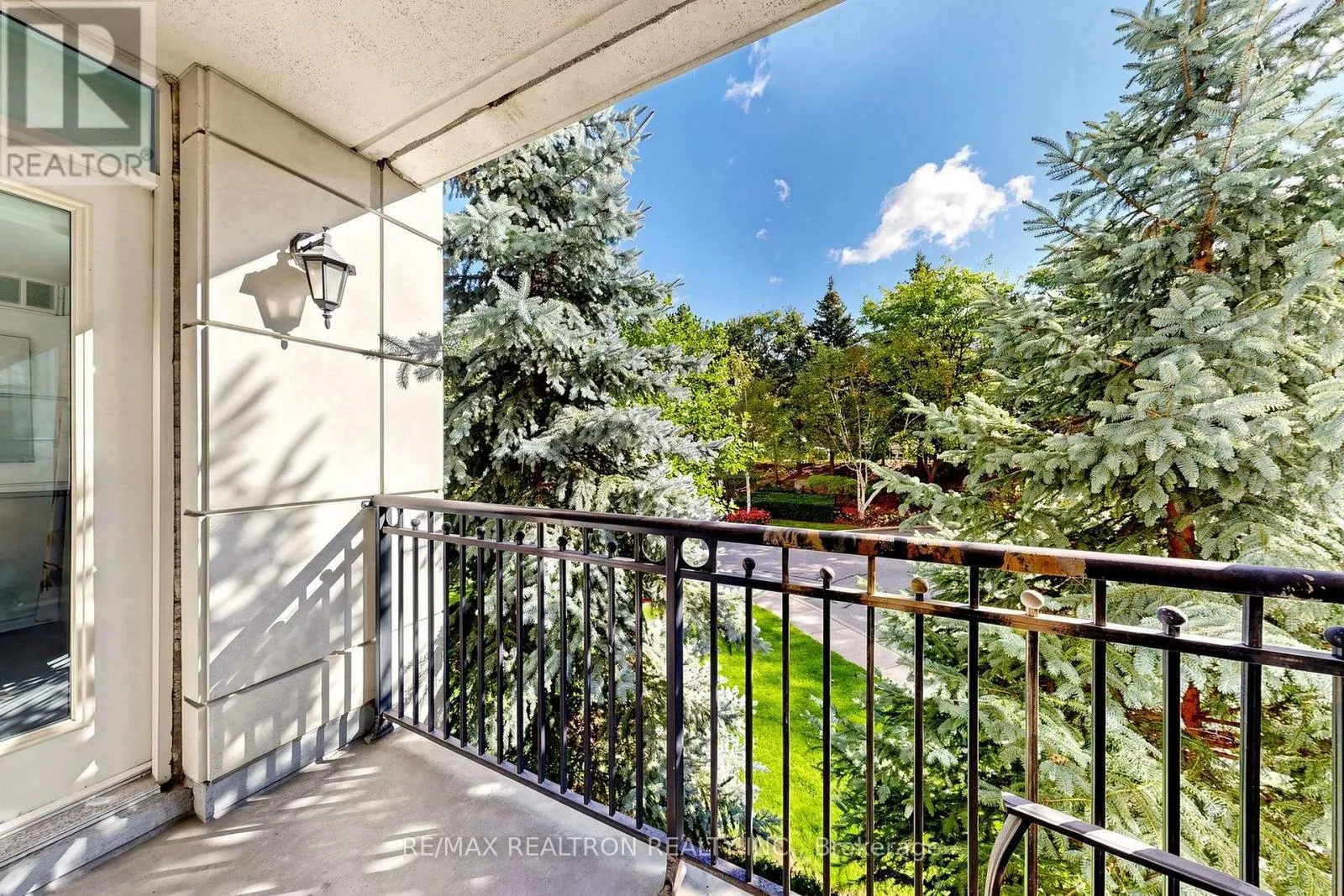 211 - 18 WILLIAM CARSON CRESCENT