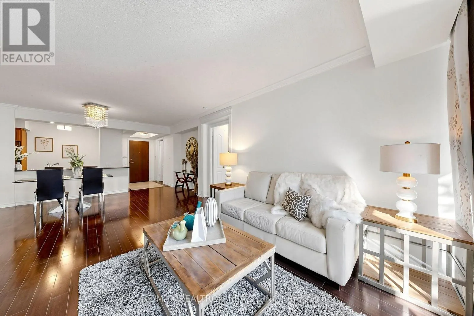 211 - 18 WILLIAM CARSON CRESCENT