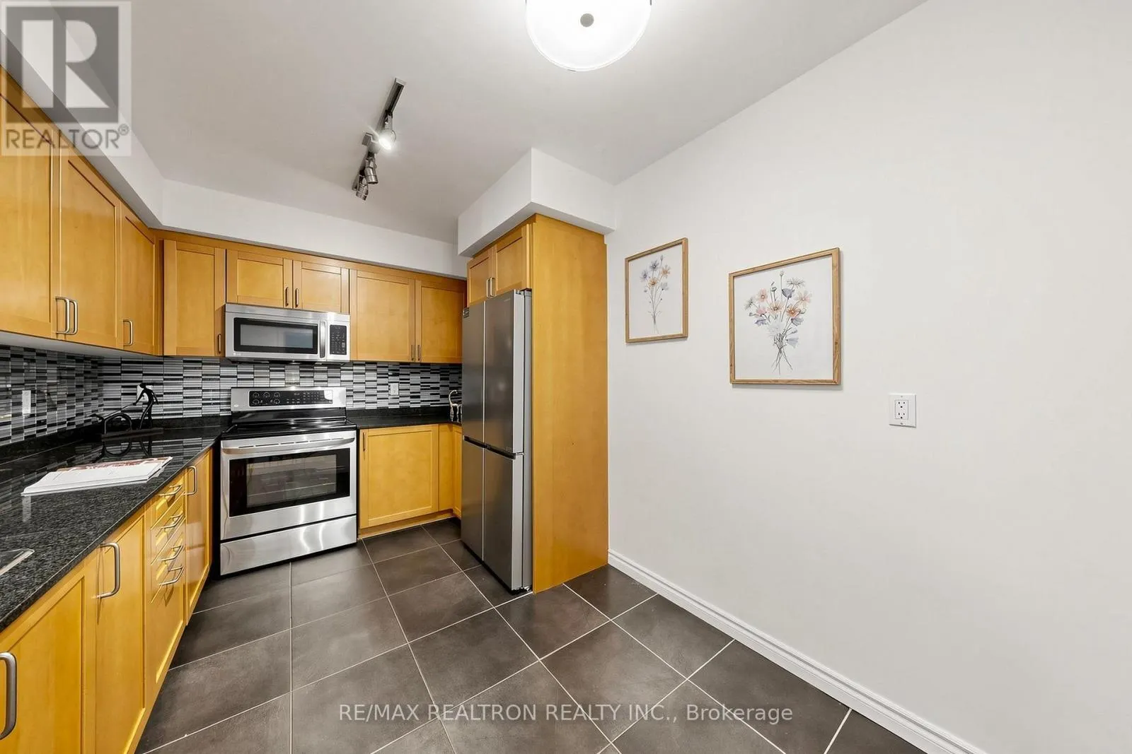 211 - 18 WILLIAM CARSON CRESCENT