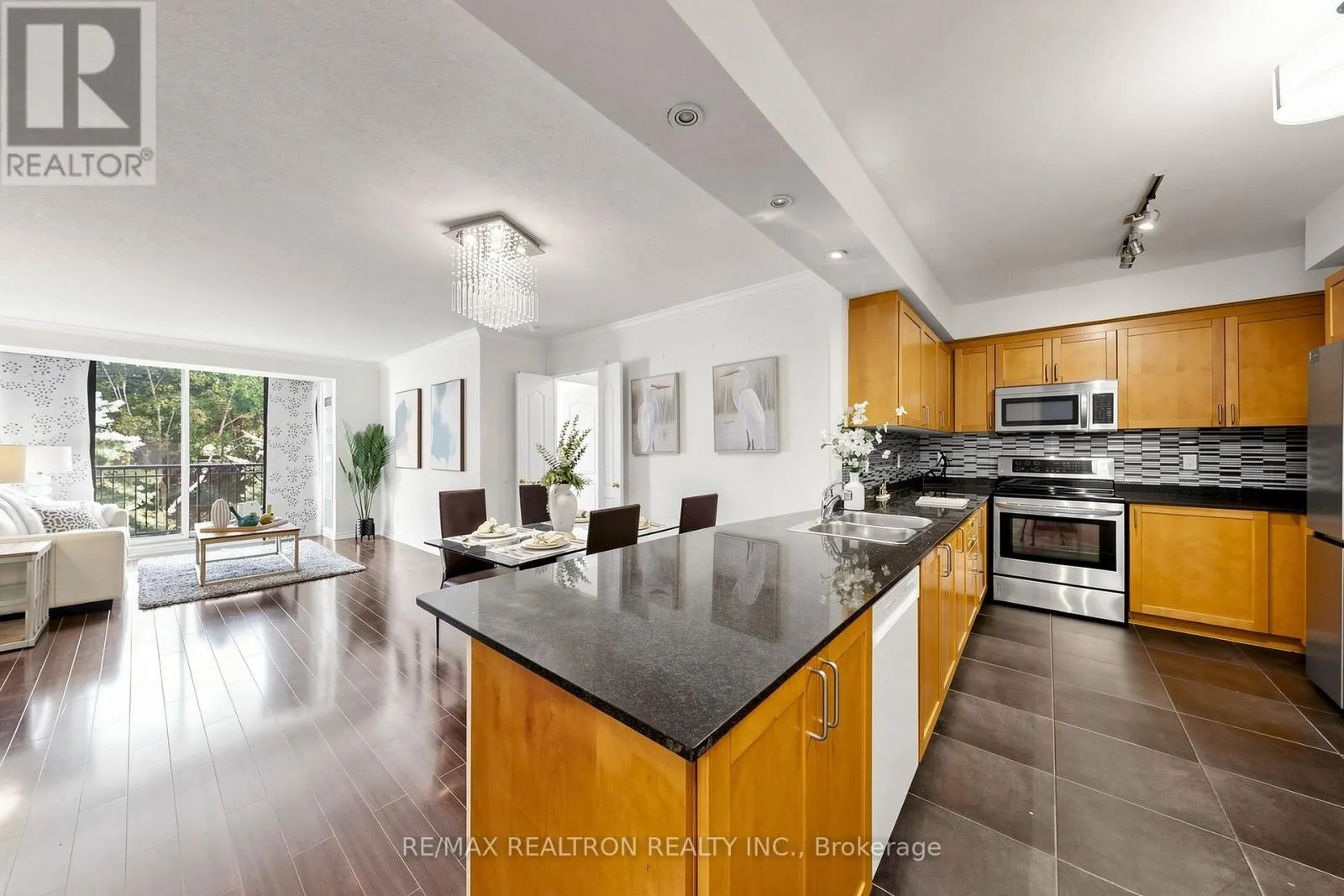 211 - 18 WILLIAM CARSON CRESCENT
