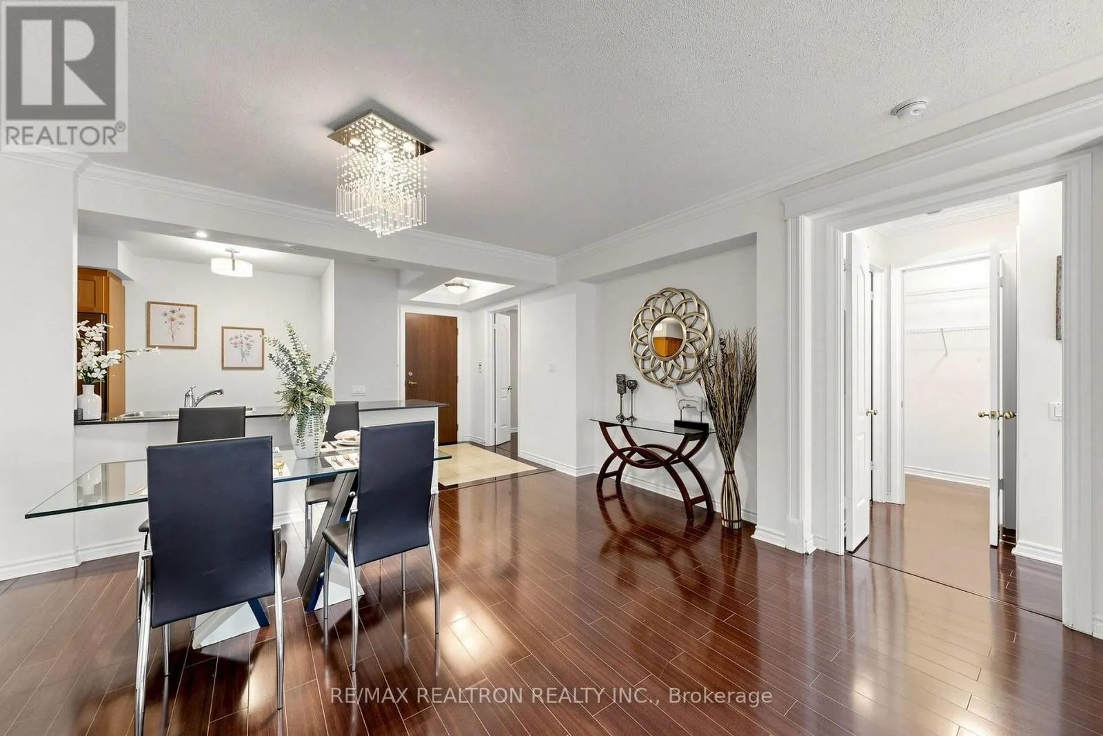 211 - 18 WILLIAM CARSON CRESCENT