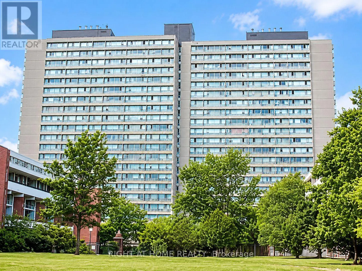 704 - 100 LEEWARD GLENWAY