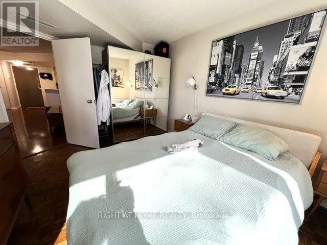 2111 - 1001 BAY STREET
