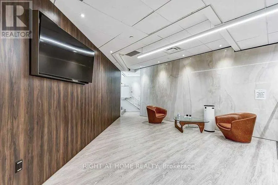 2111 - 1001 BAY STREET