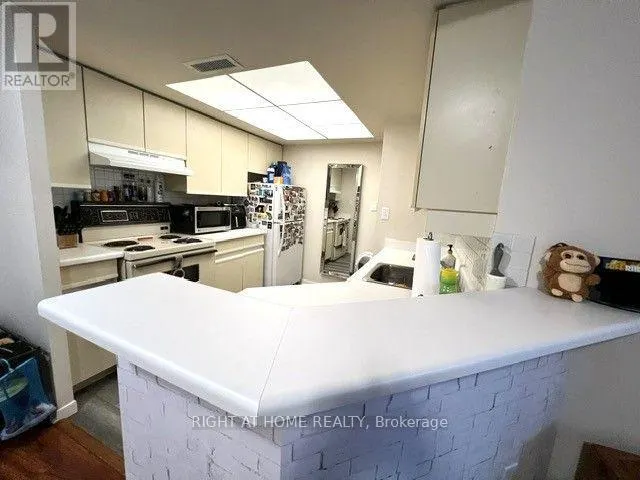 2111 - 1001 BAY STREET