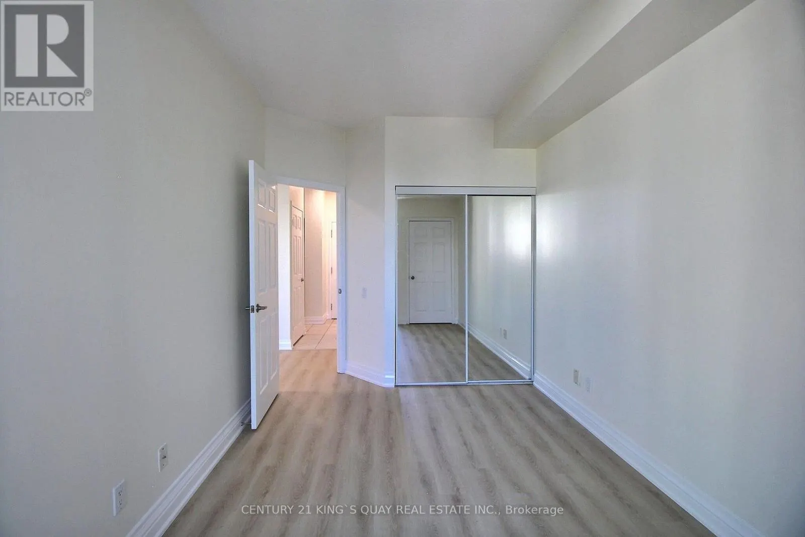 515 - 33 EMPRESS AVENUE