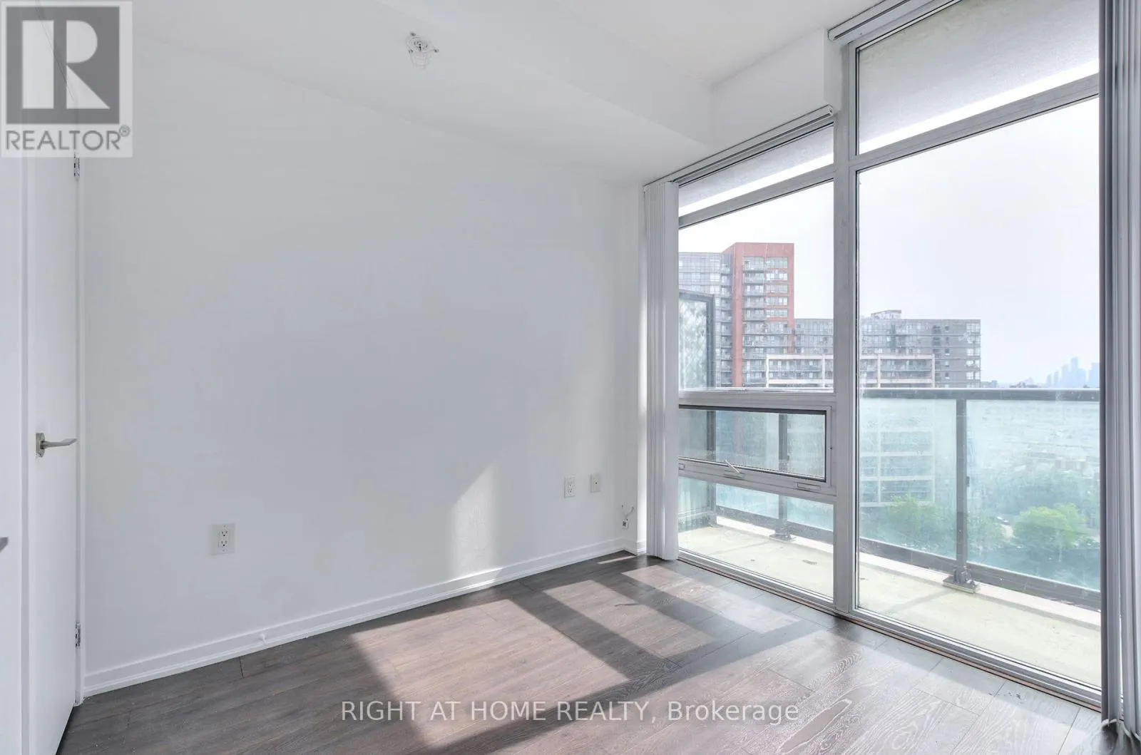 1511 - 36 LISGAR STREET