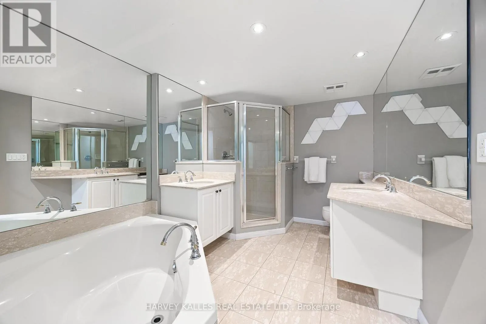 515 - 140 SIMCOE STREET