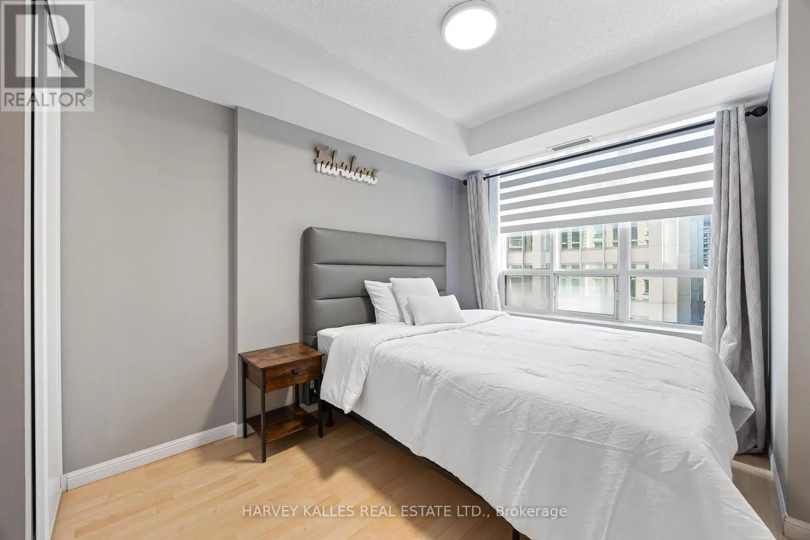 515 - 140 SIMCOE STREET