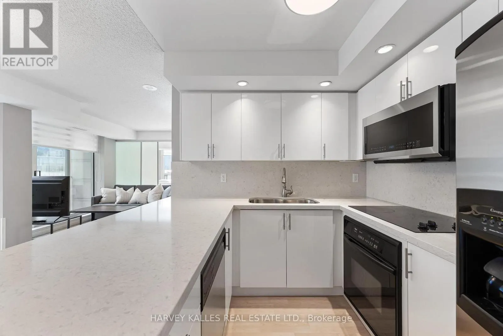 515 - 140 SIMCOE STREET