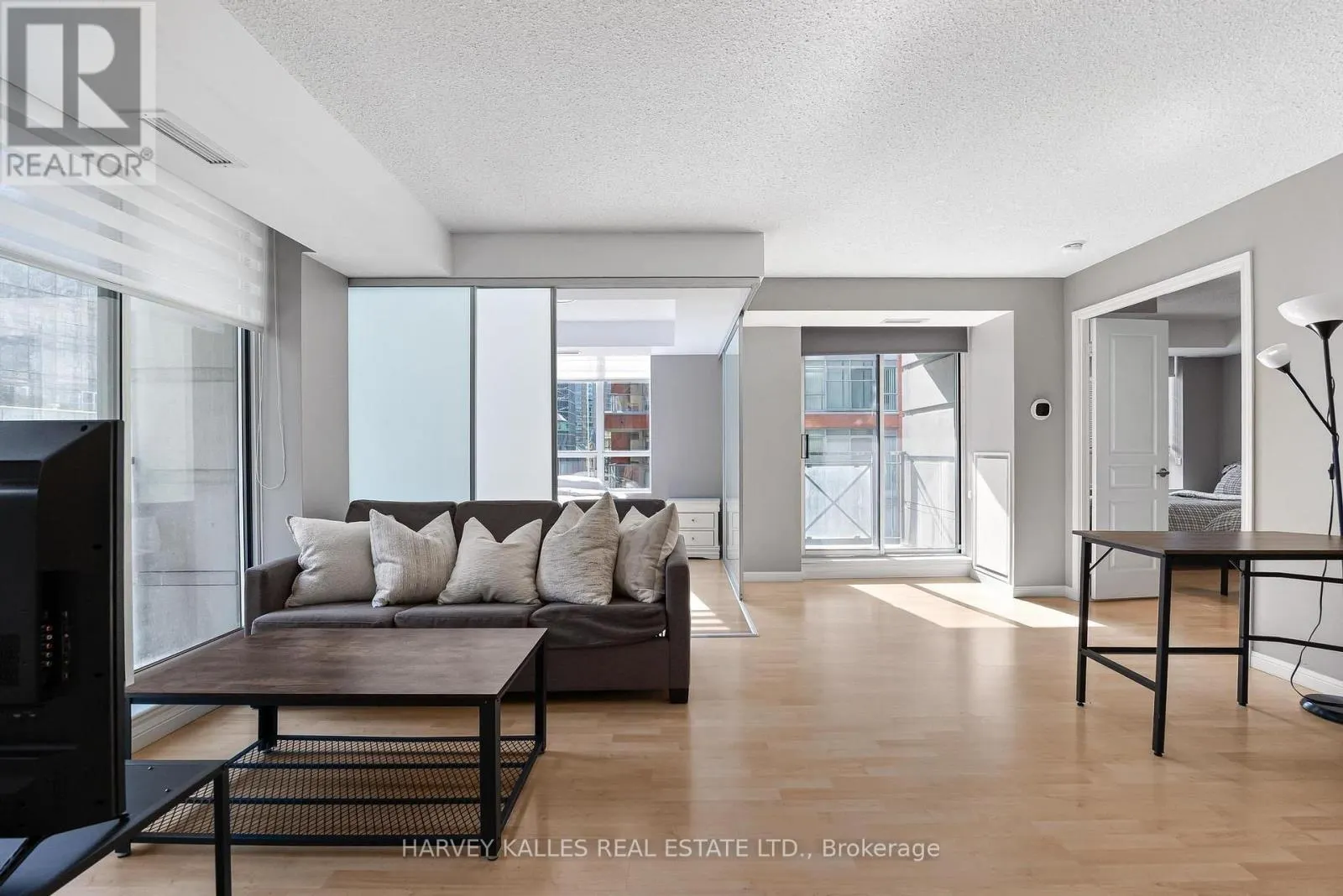 515 - 140 SIMCOE STREET