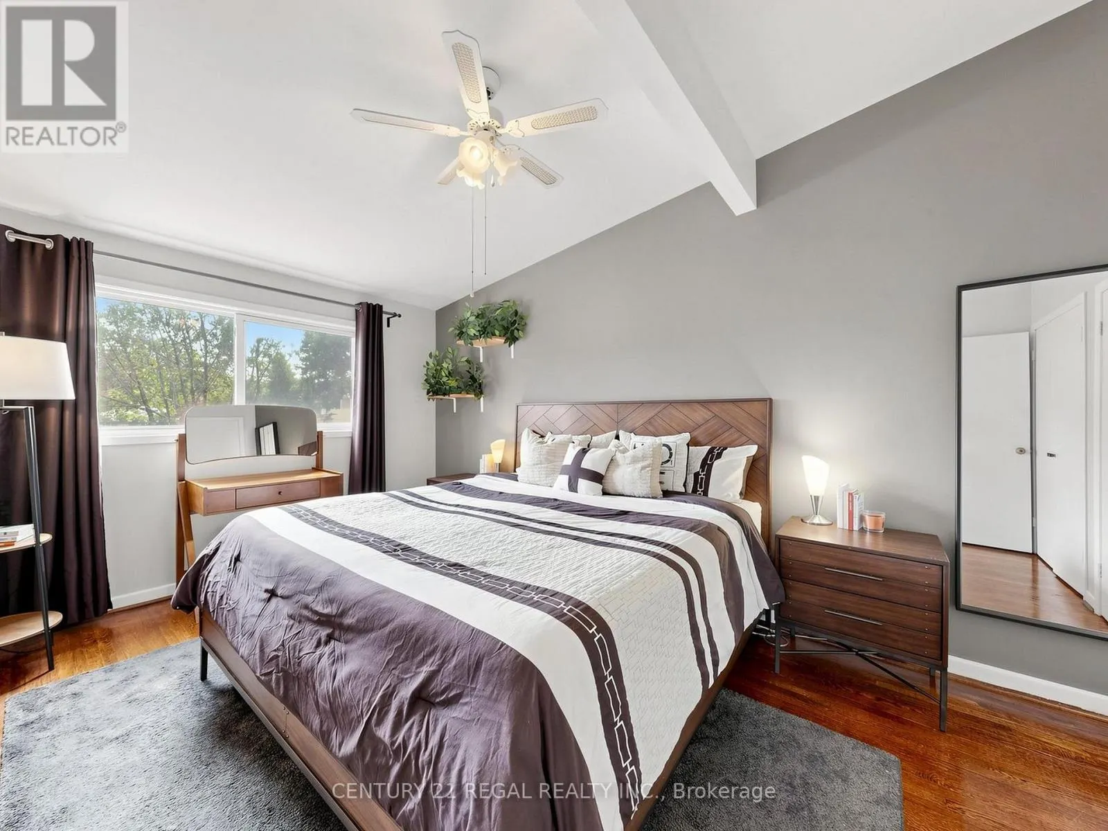 77 BILLINGTON CRESCENT