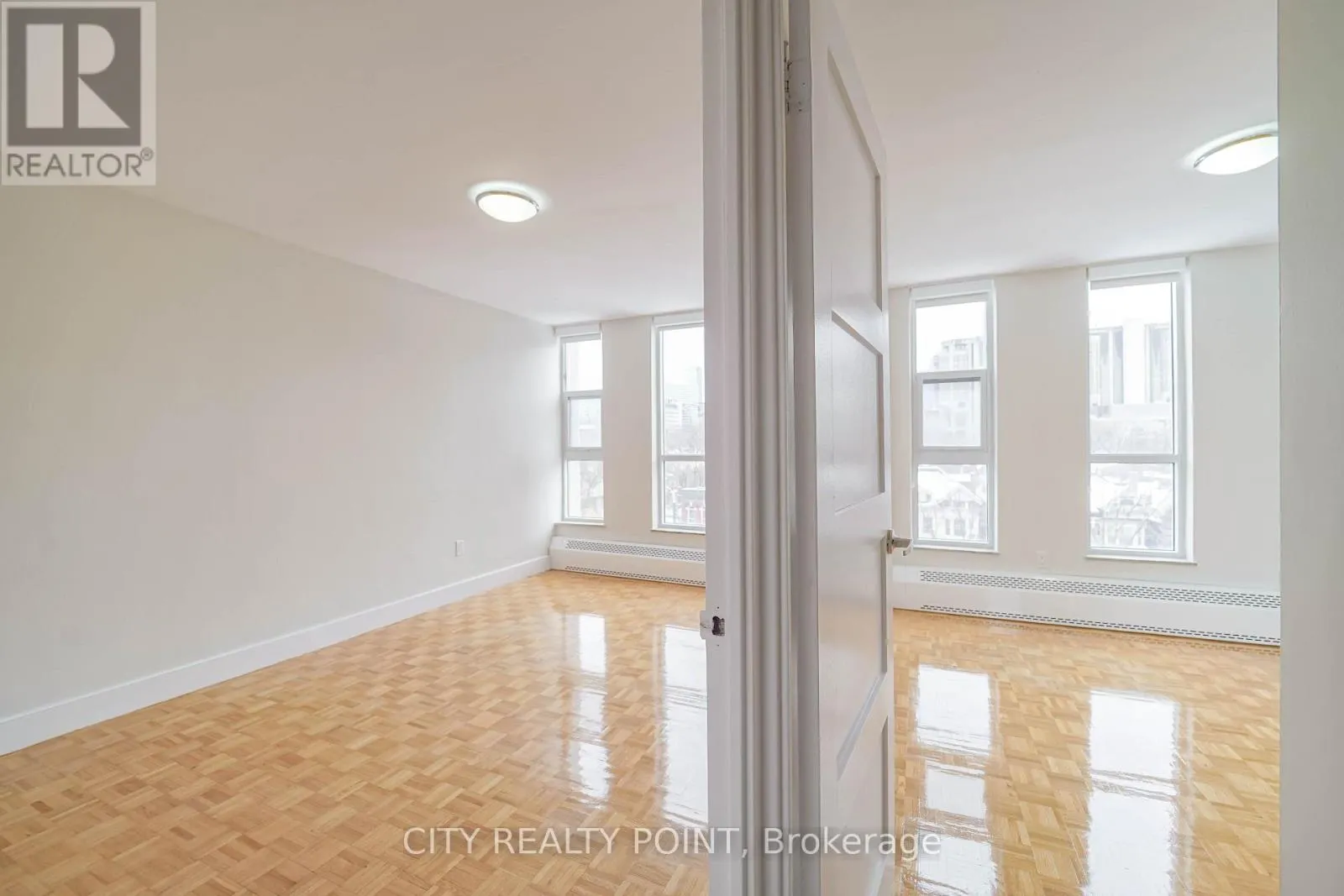 404 - 666 SPADINA AVENUE