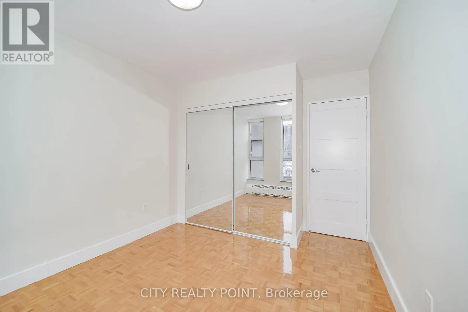 404 - 666 SPADINA AVENUE