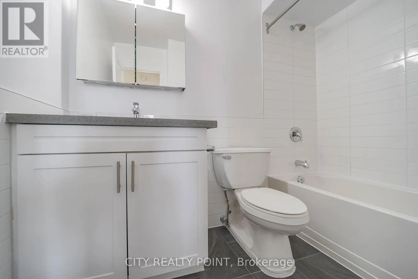404 - 666 SPADINA AVENUE