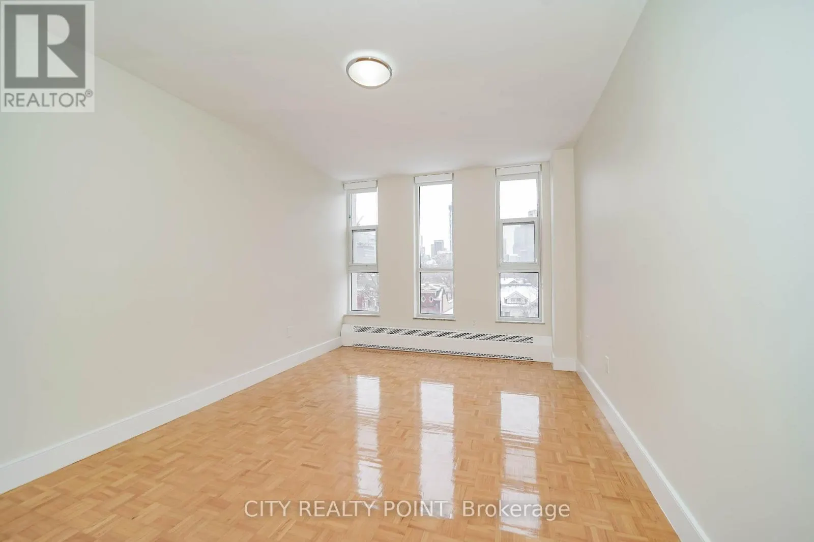 404 - 666 SPADINA AVENUE