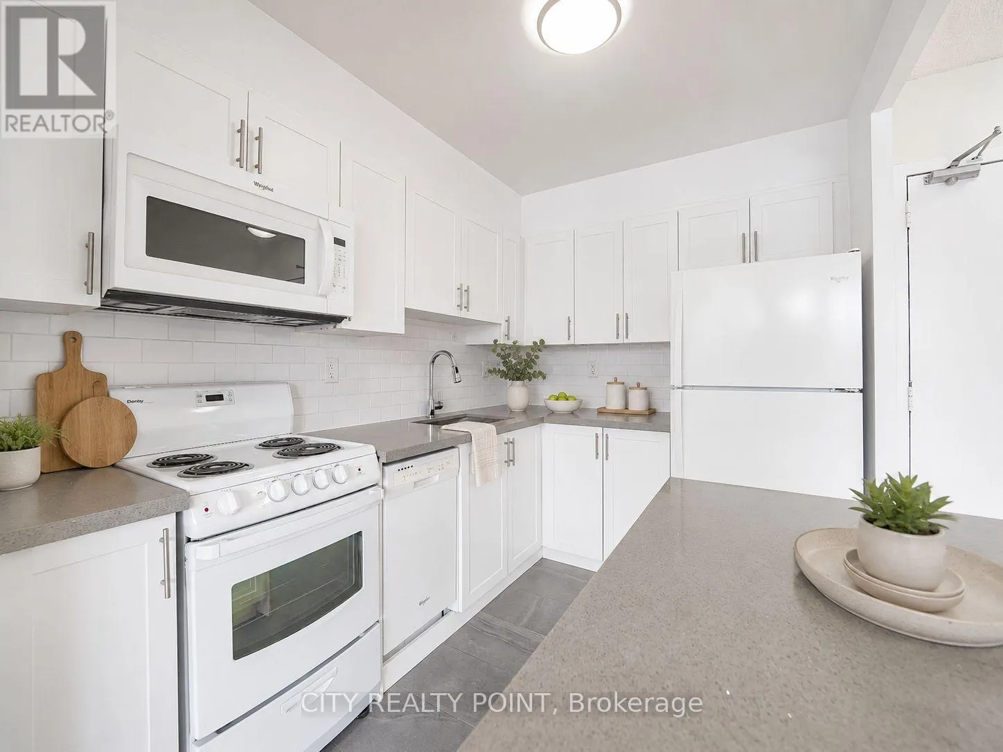 404 - 666 SPADINA AVENUE