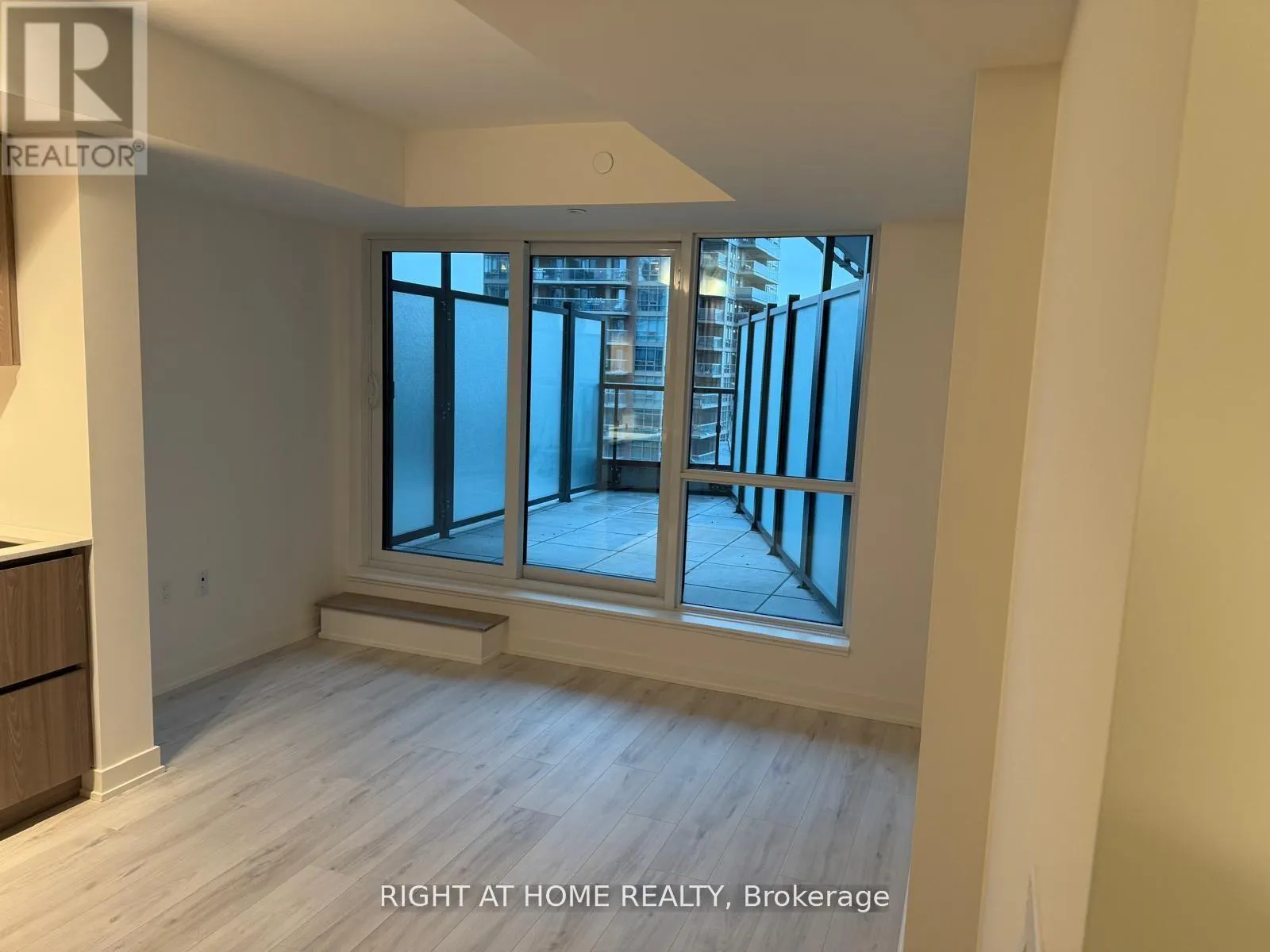 513 - 110 BROADWAY AVENUE