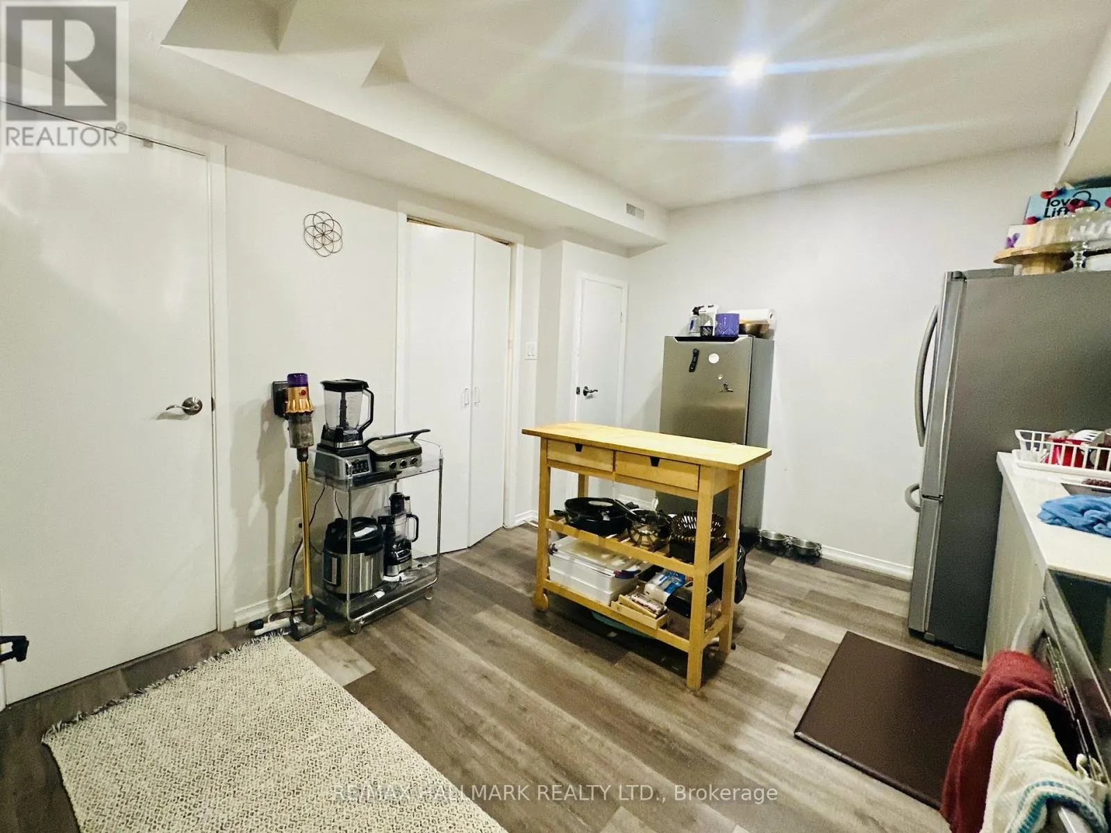 LOWER - 193 HEATH STREET W