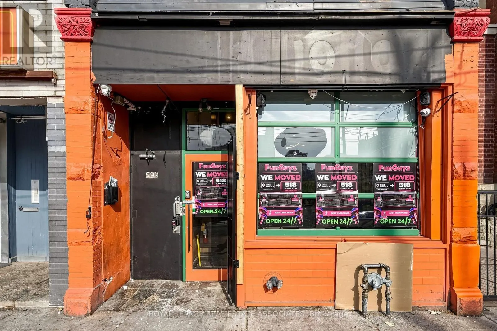 STOREFRONT - 592 QUEEN STREET W