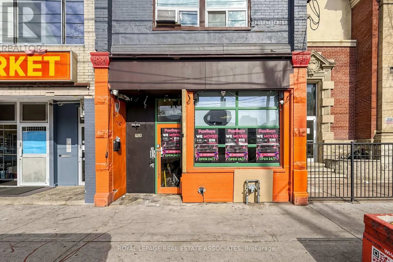 STOREFRONT - 592 QUEEN STREET W