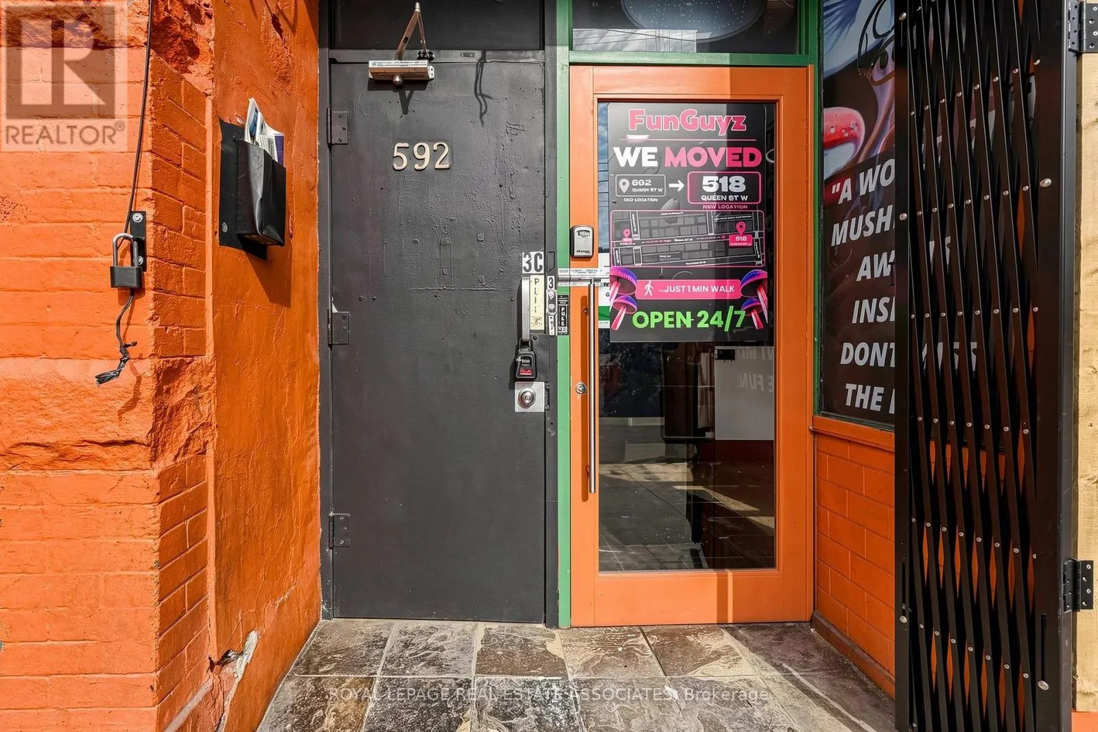 STOREFRONT - 592 QUEEN STREET W