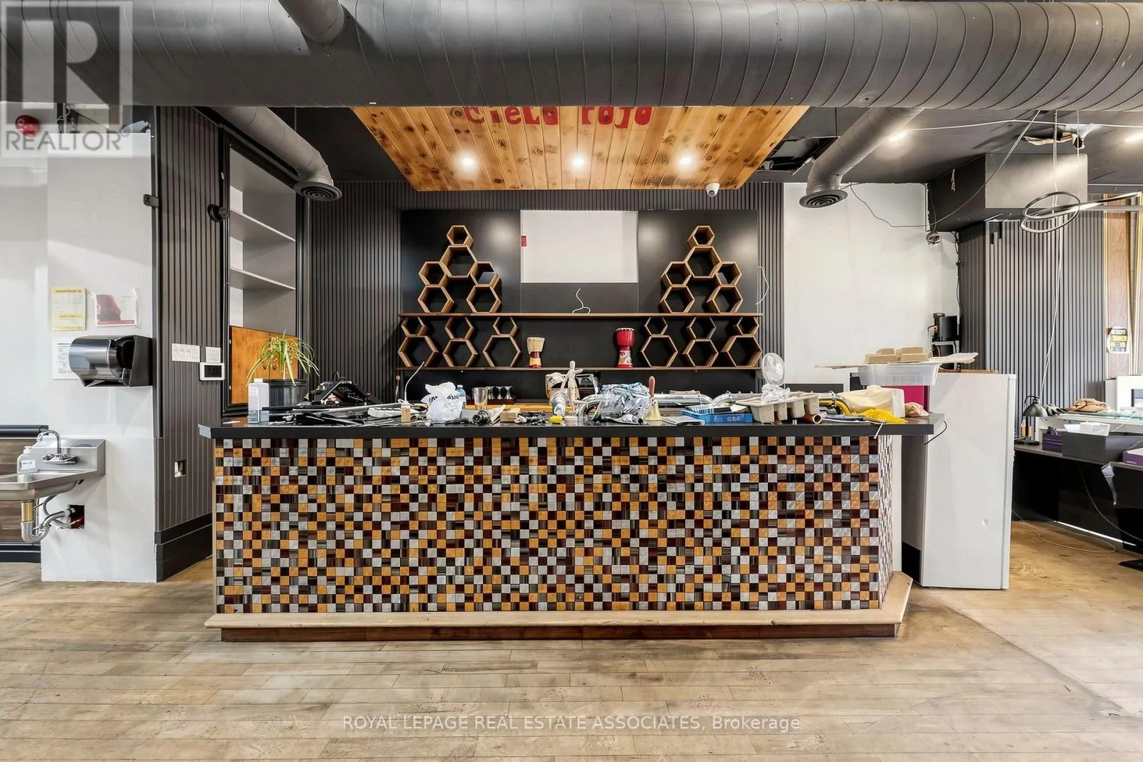 STOREFRONT - 592 QUEEN STREET W