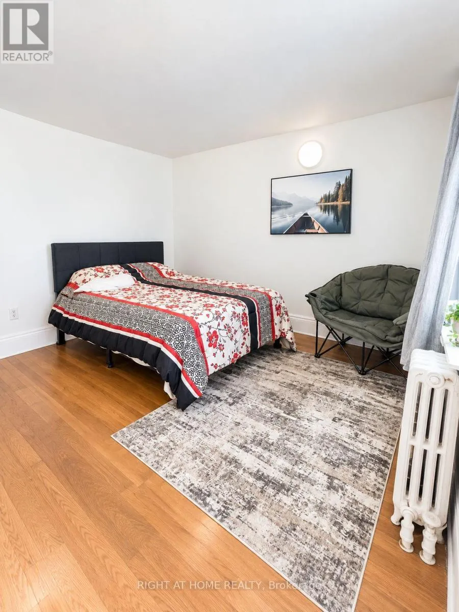 MAIN FLOOR - 10 BORDEN STREET