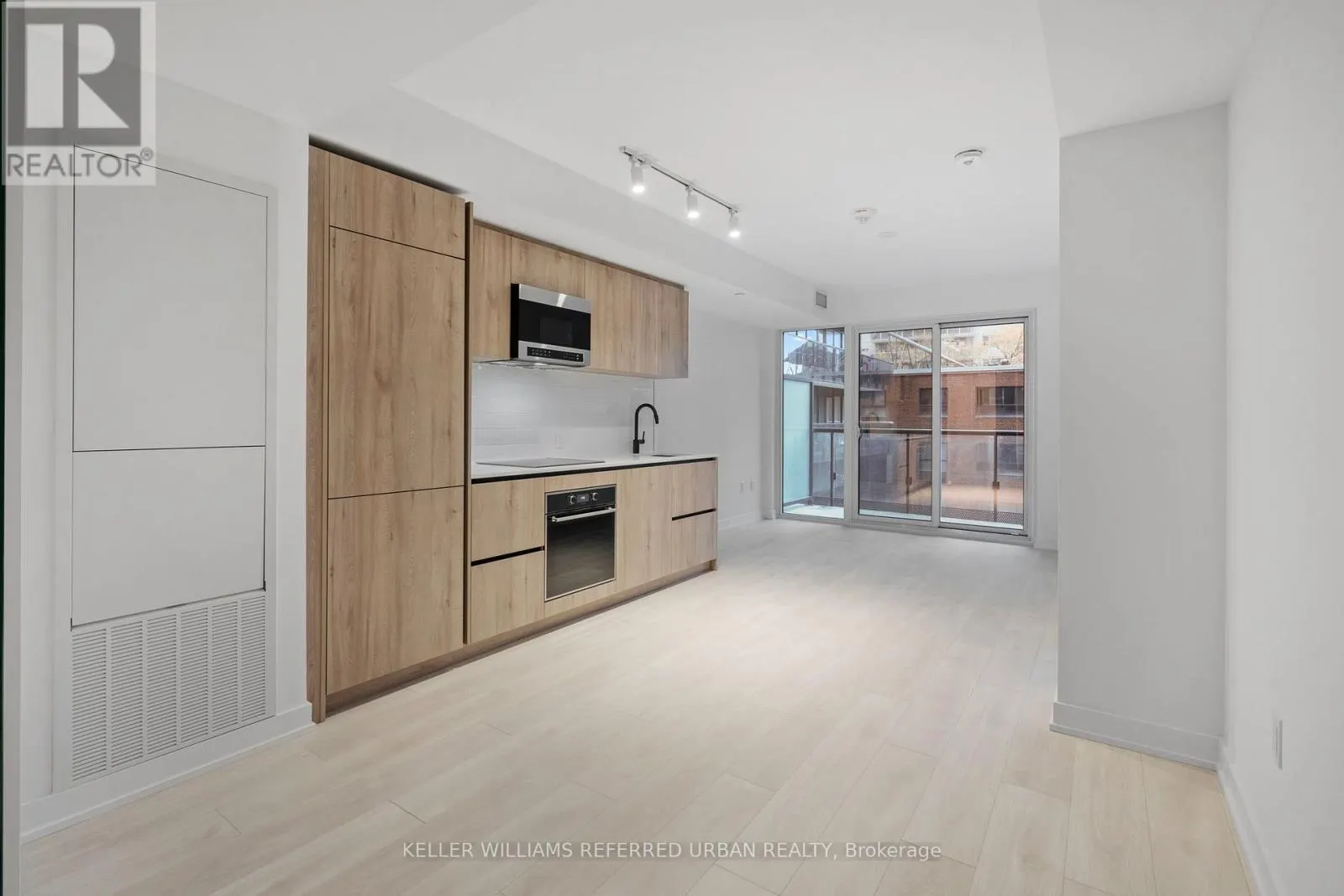 318 - 117 BROADWAY AVENUE
