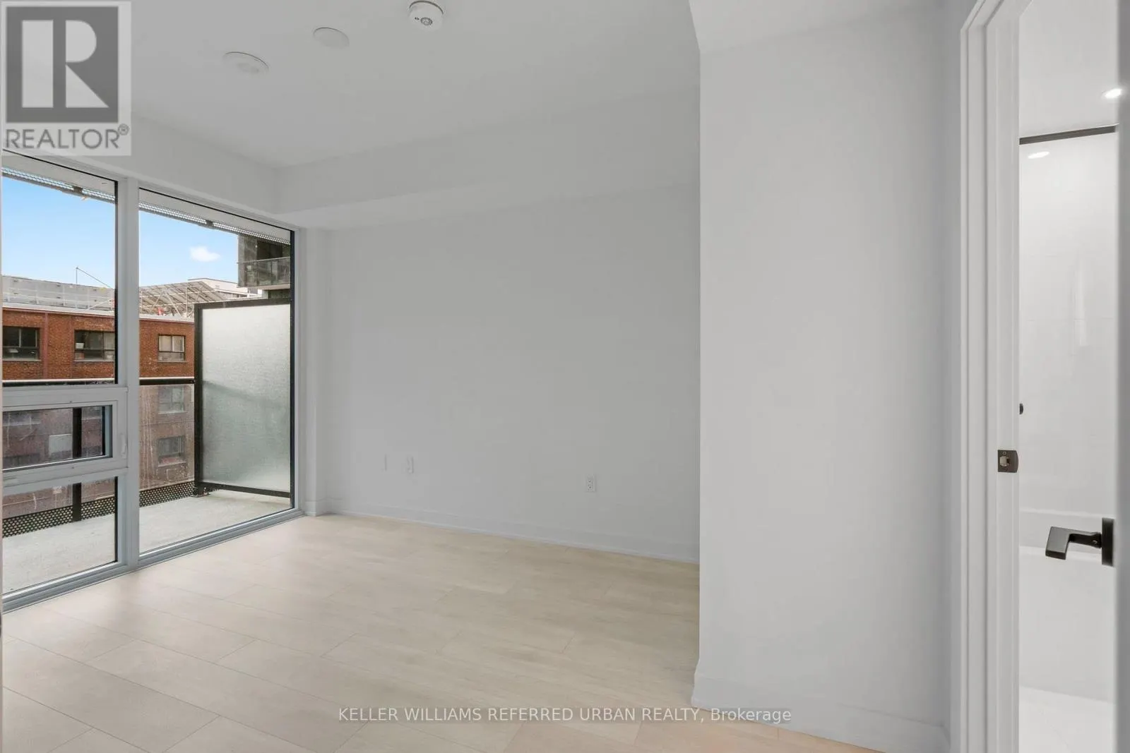 318 - 117 BROADWAY AVENUE
