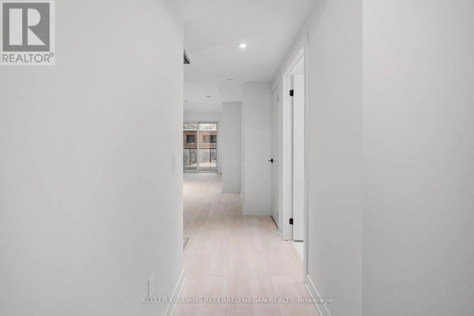 318 - 117 BROADWAY AVENUE