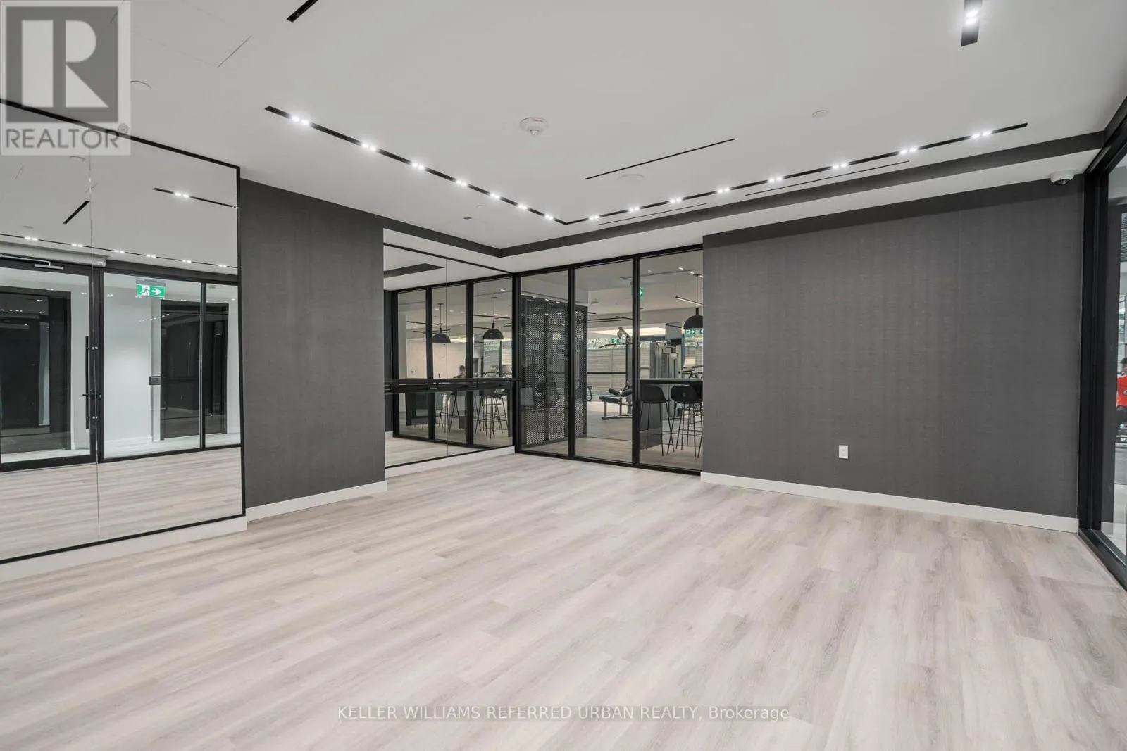 318 - 117 BROADWAY AVENUE