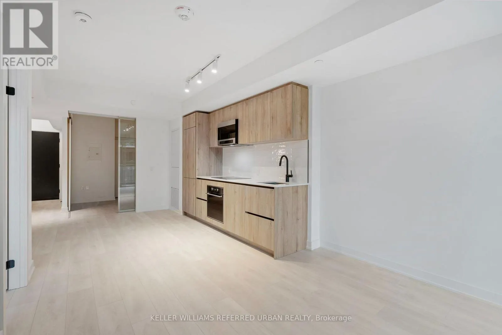 318 - 117 BROADWAY AVENUE