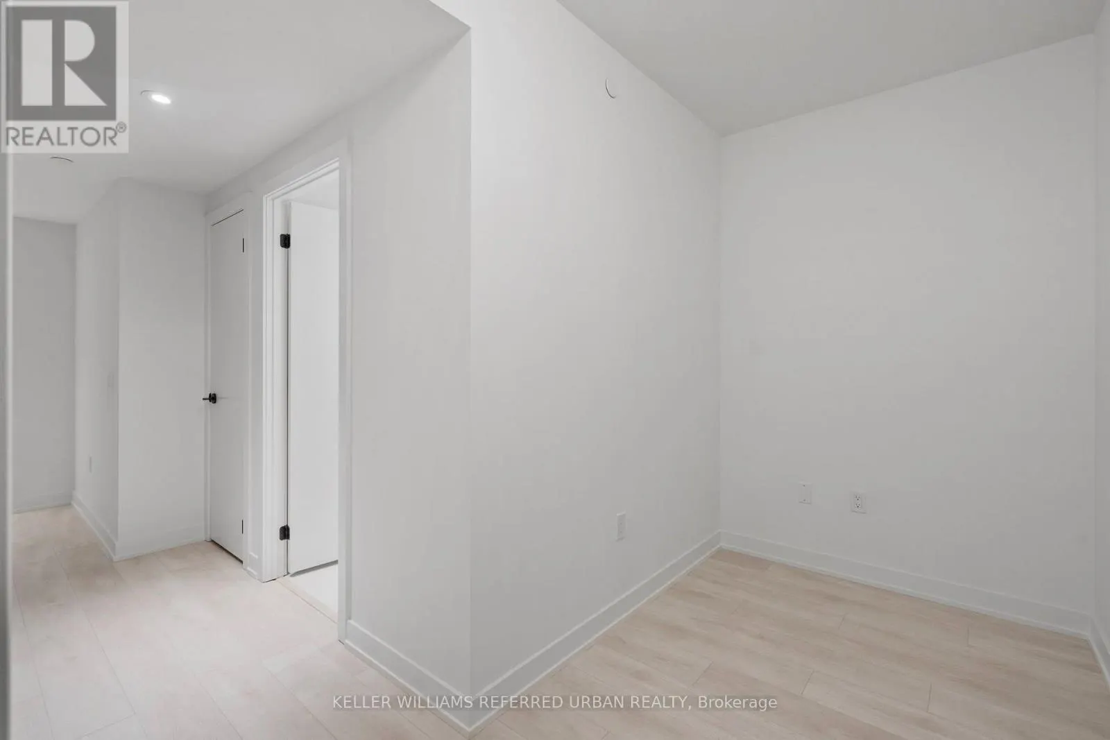 318 - 117 BROADWAY AVENUE