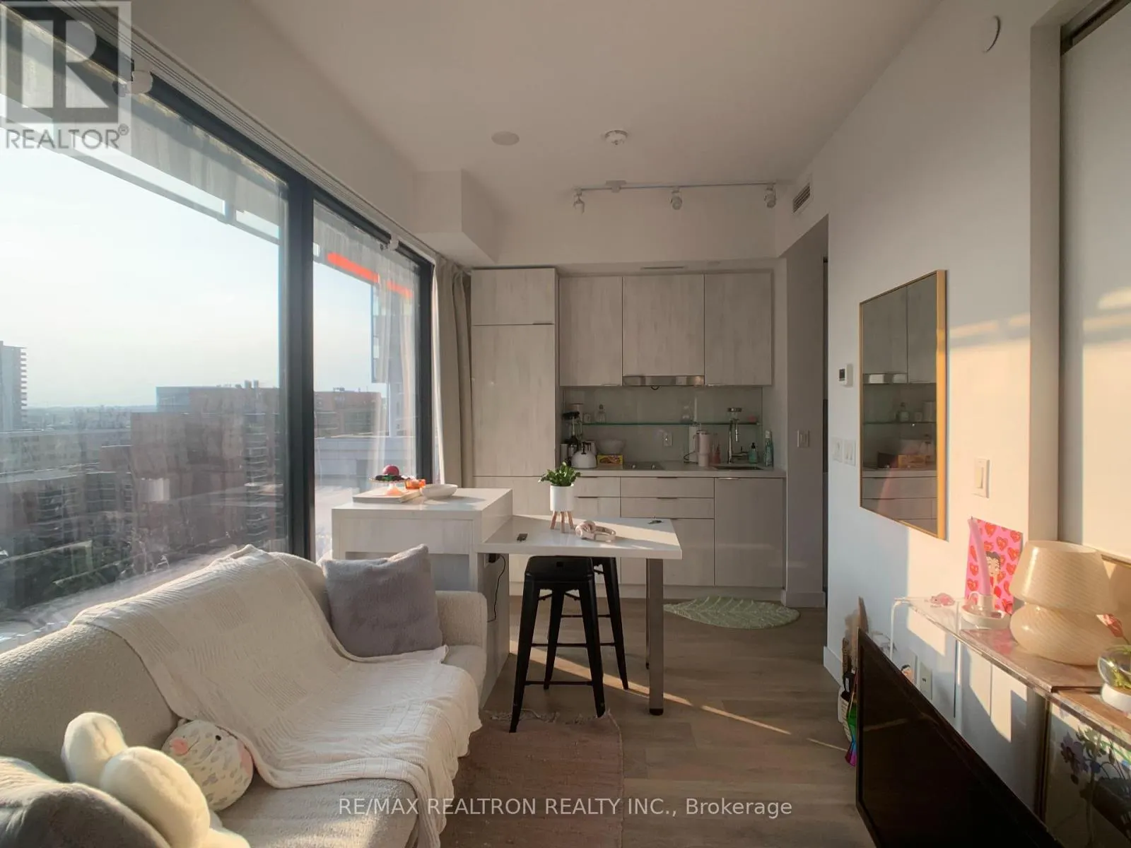 1201 - 215 QUEEN STREET W