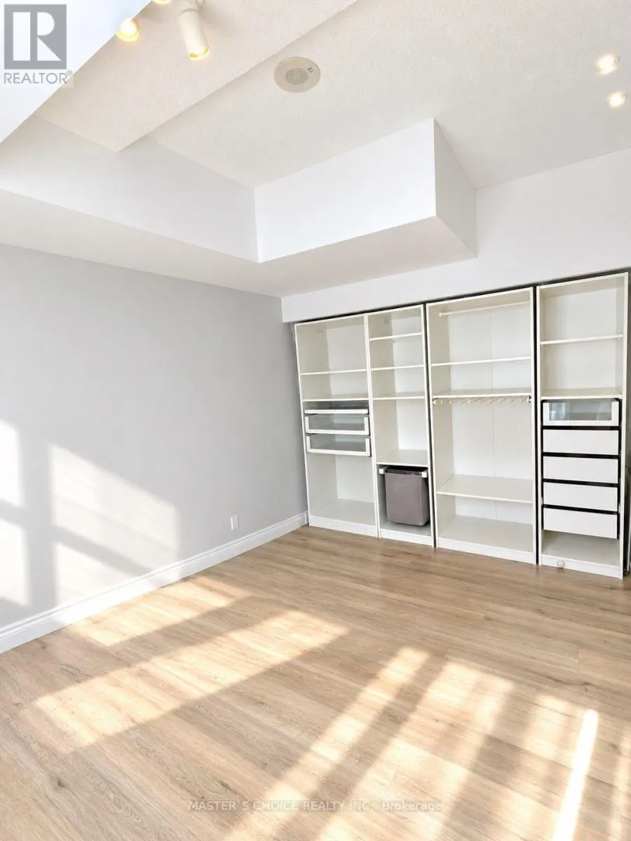 215 - 31 OLIVE AVENUE