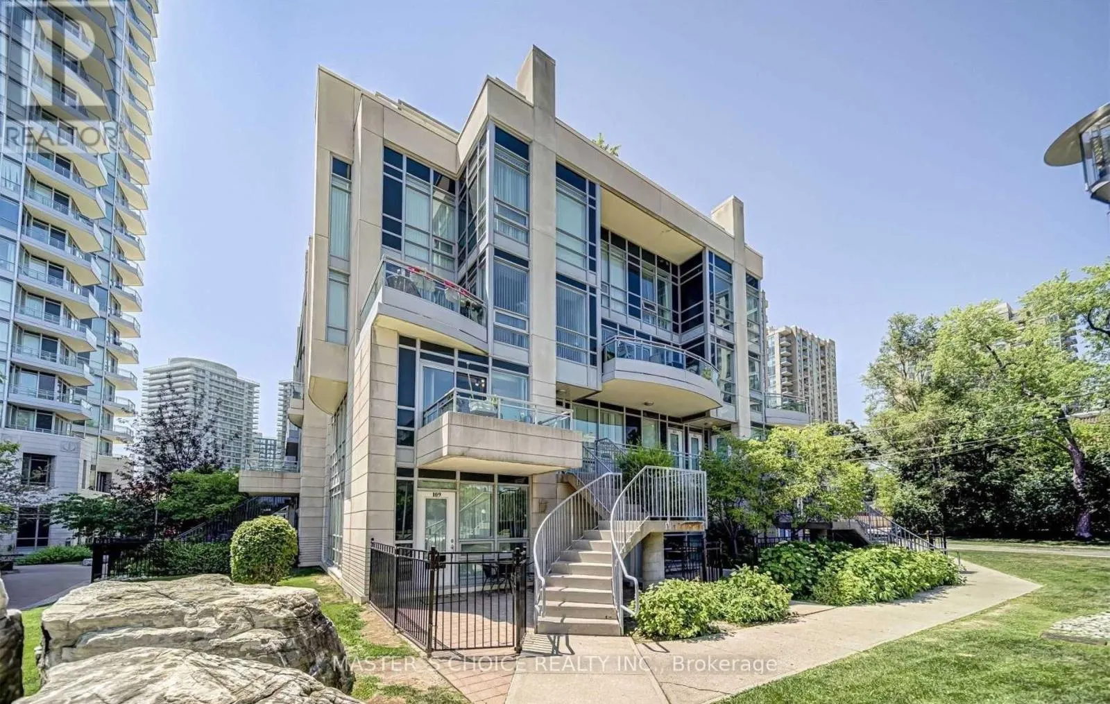 215 - 31 OLIVE AVENUE