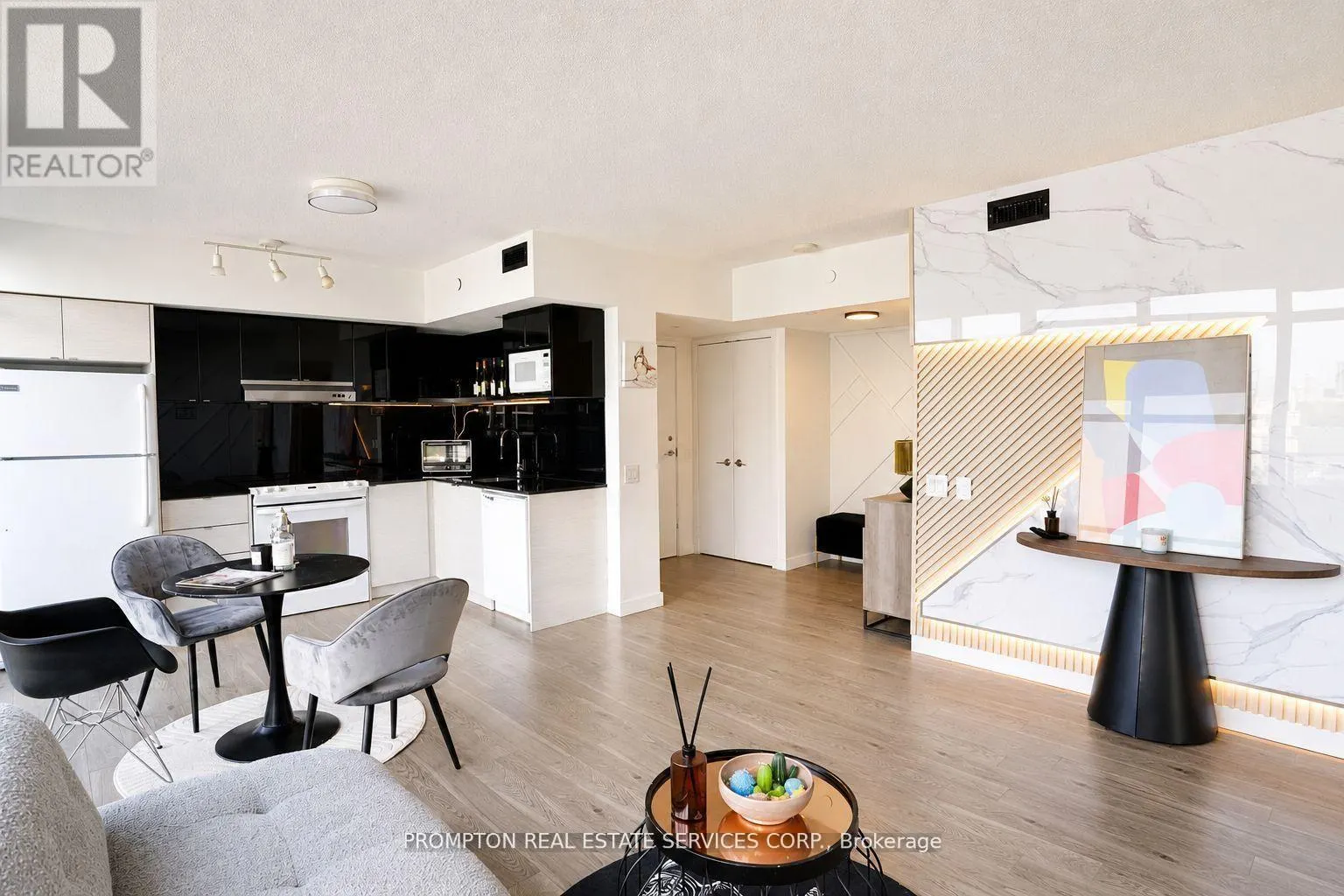 717 - 72 ESTHER SHINER BOULEVARD