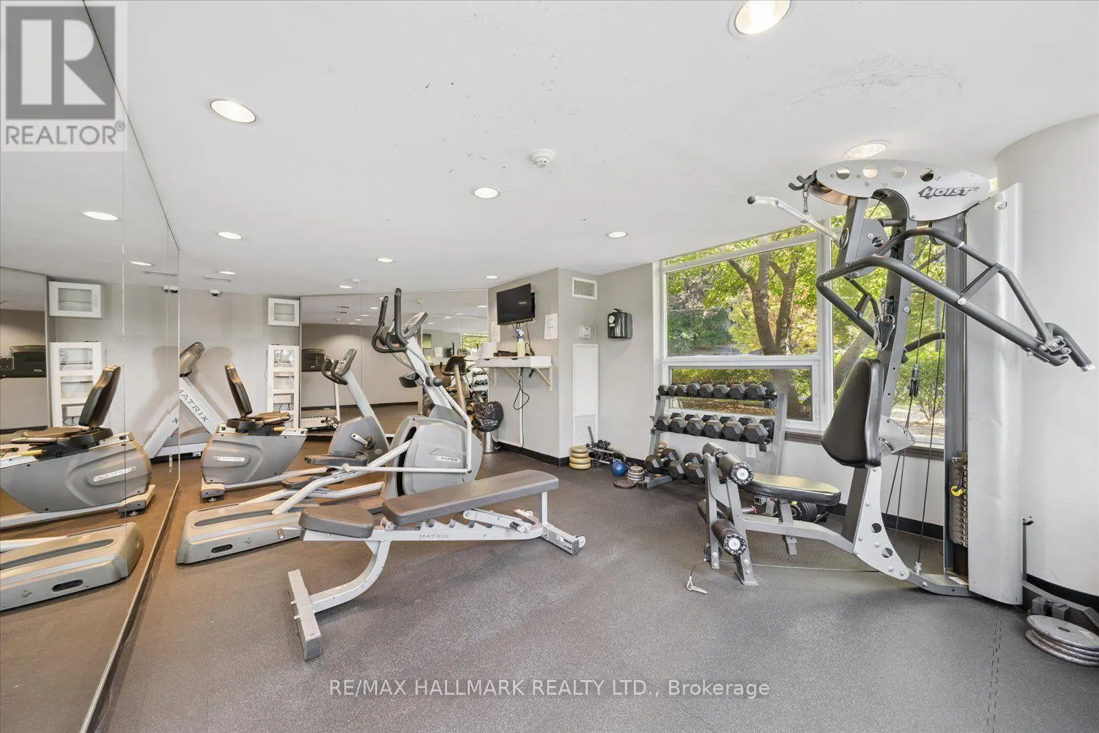 915 - 18 VALLEY WOODS ROAD