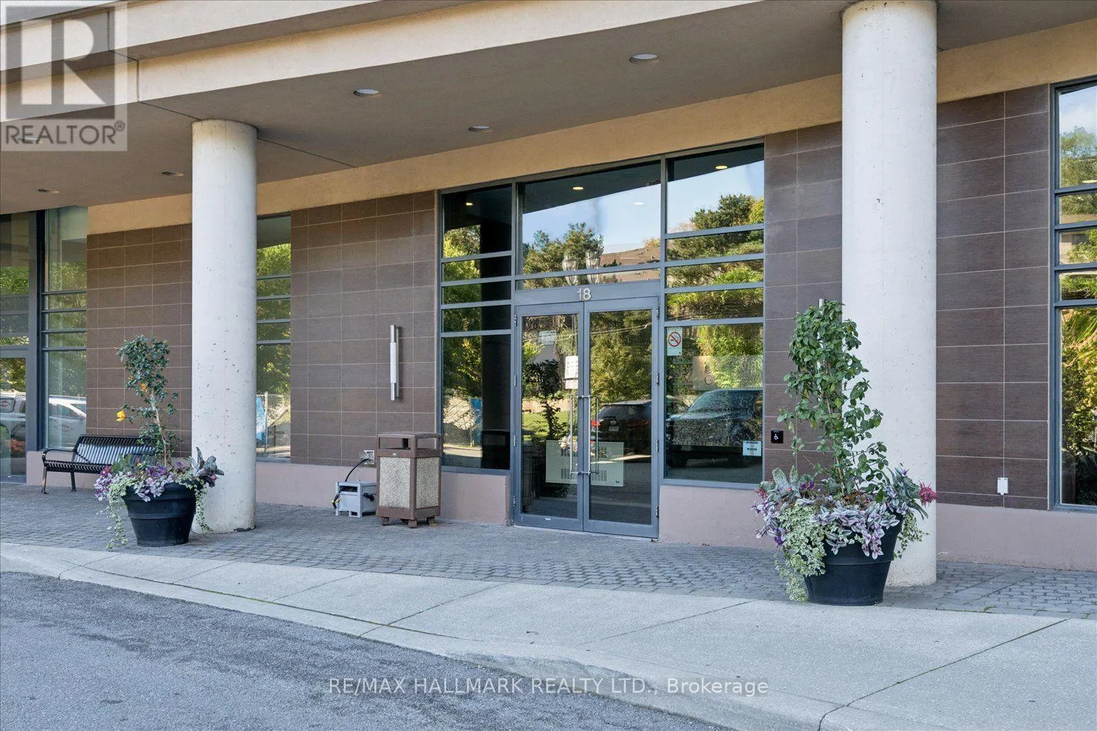 915 - 18 VALLEY WOODS ROAD
