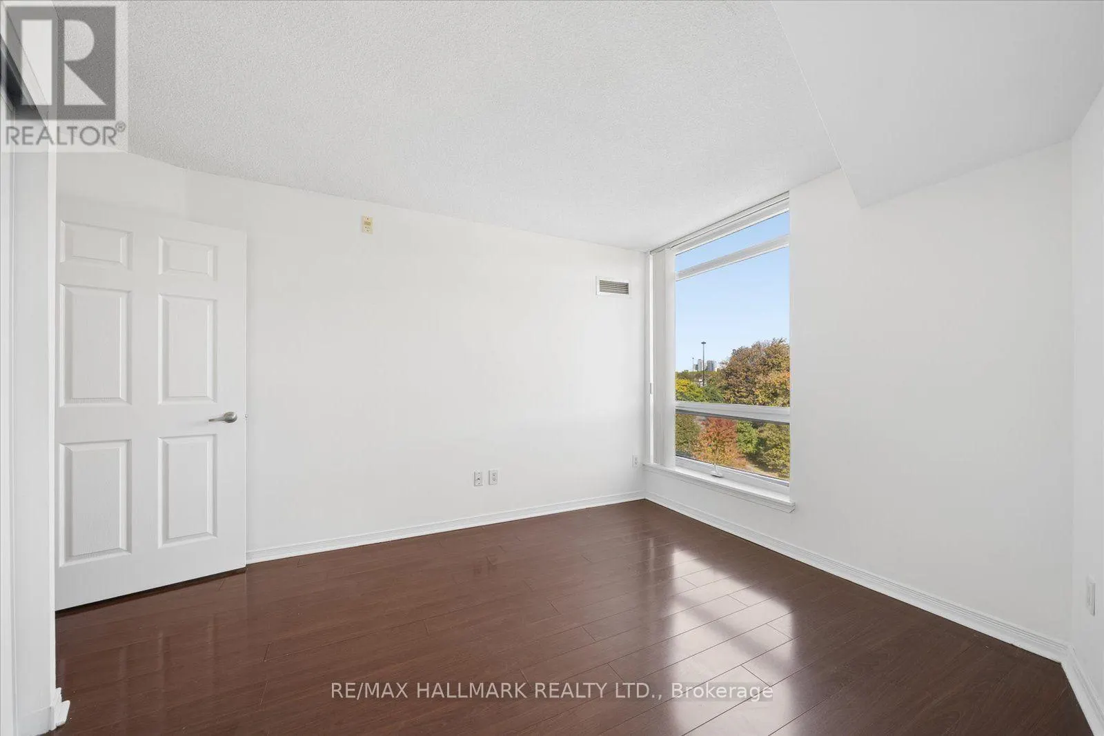 915 - 18 VALLEY WOODS ROAD