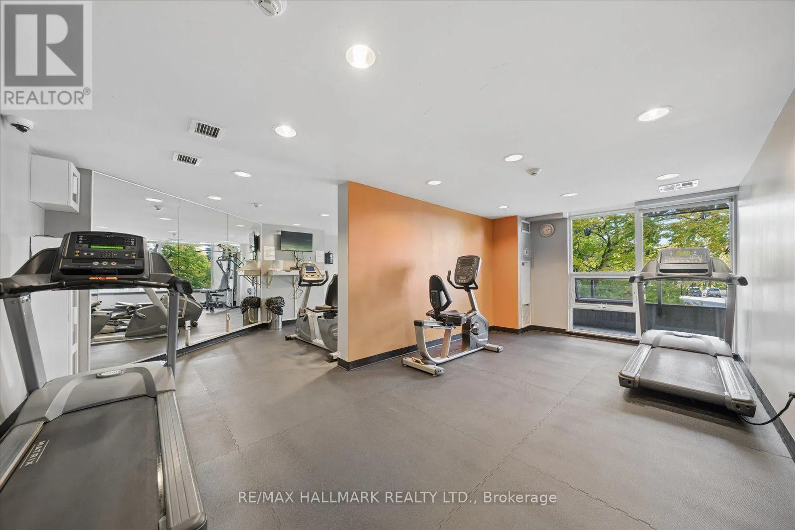 915 - 18 VALLEY WOODS ROAD
