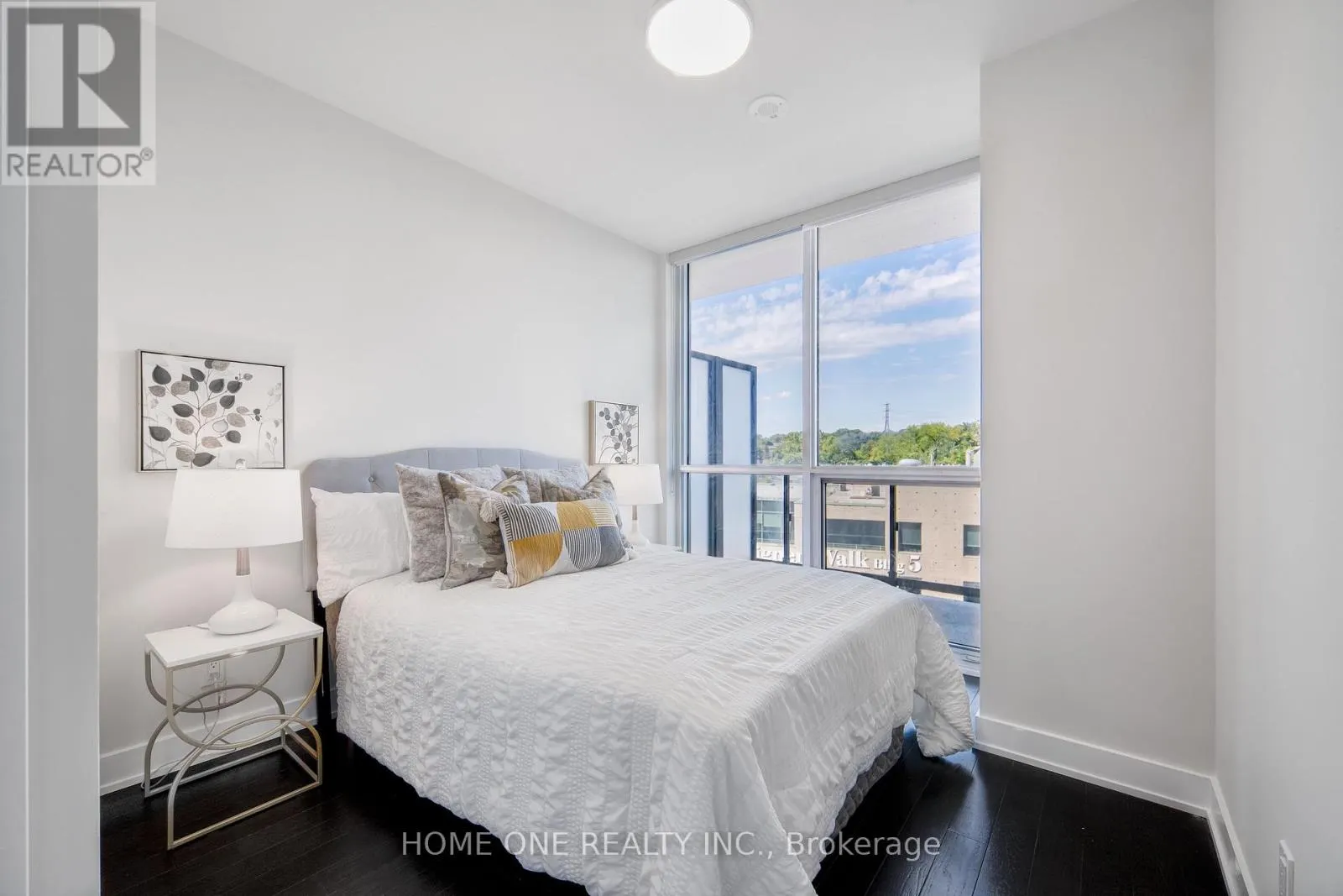 404 - 181 BEDFORD ROAD