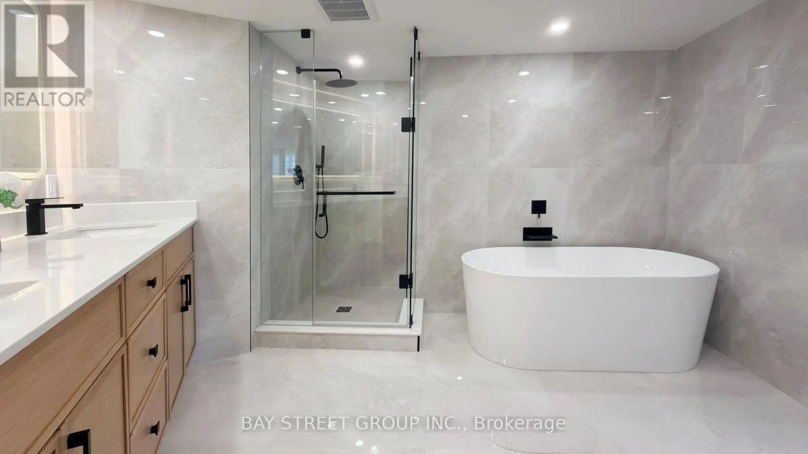2201 - 85 SKYMARK DRIVE