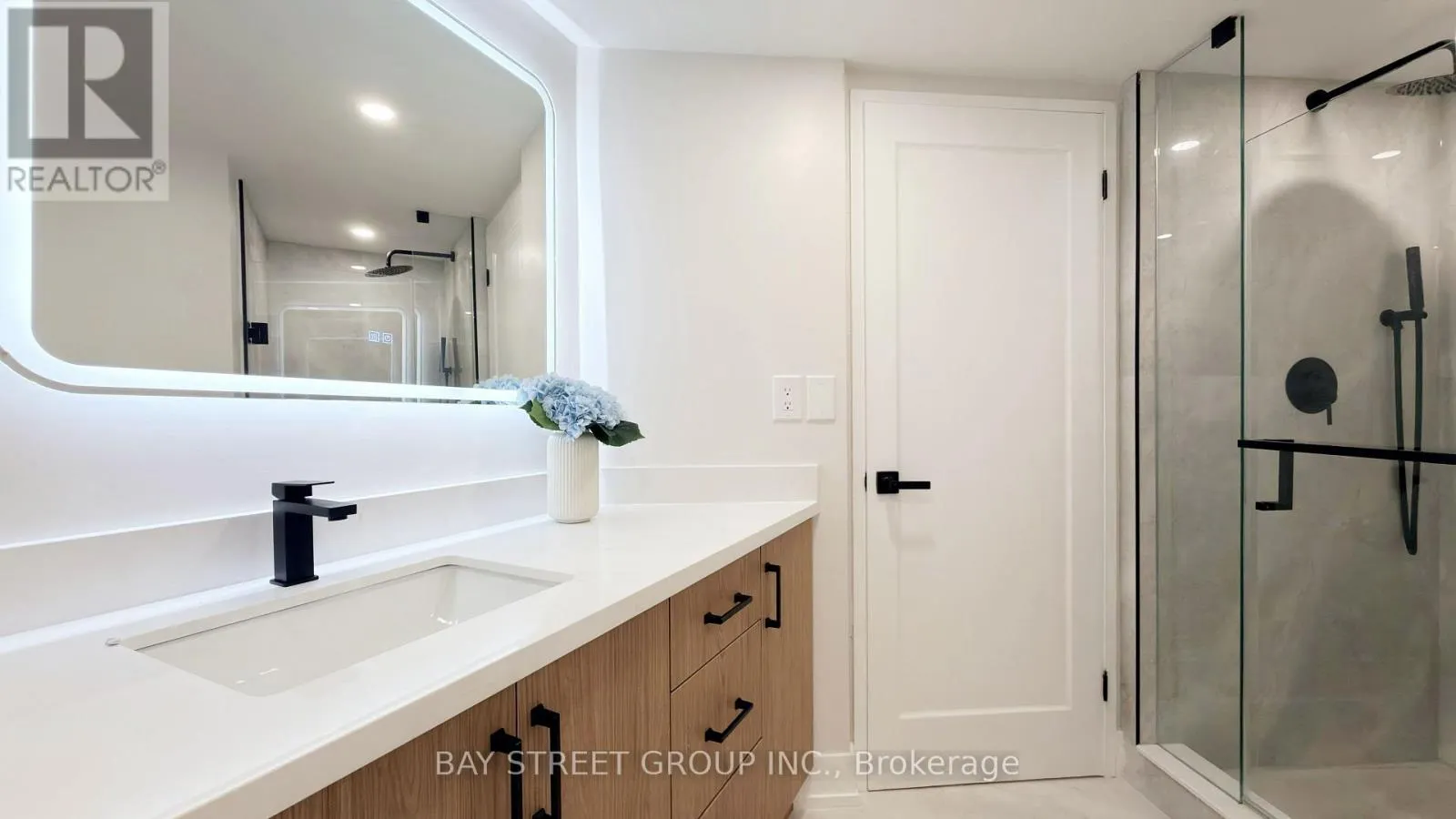 2201 - 85 SKYMARK DRIVE