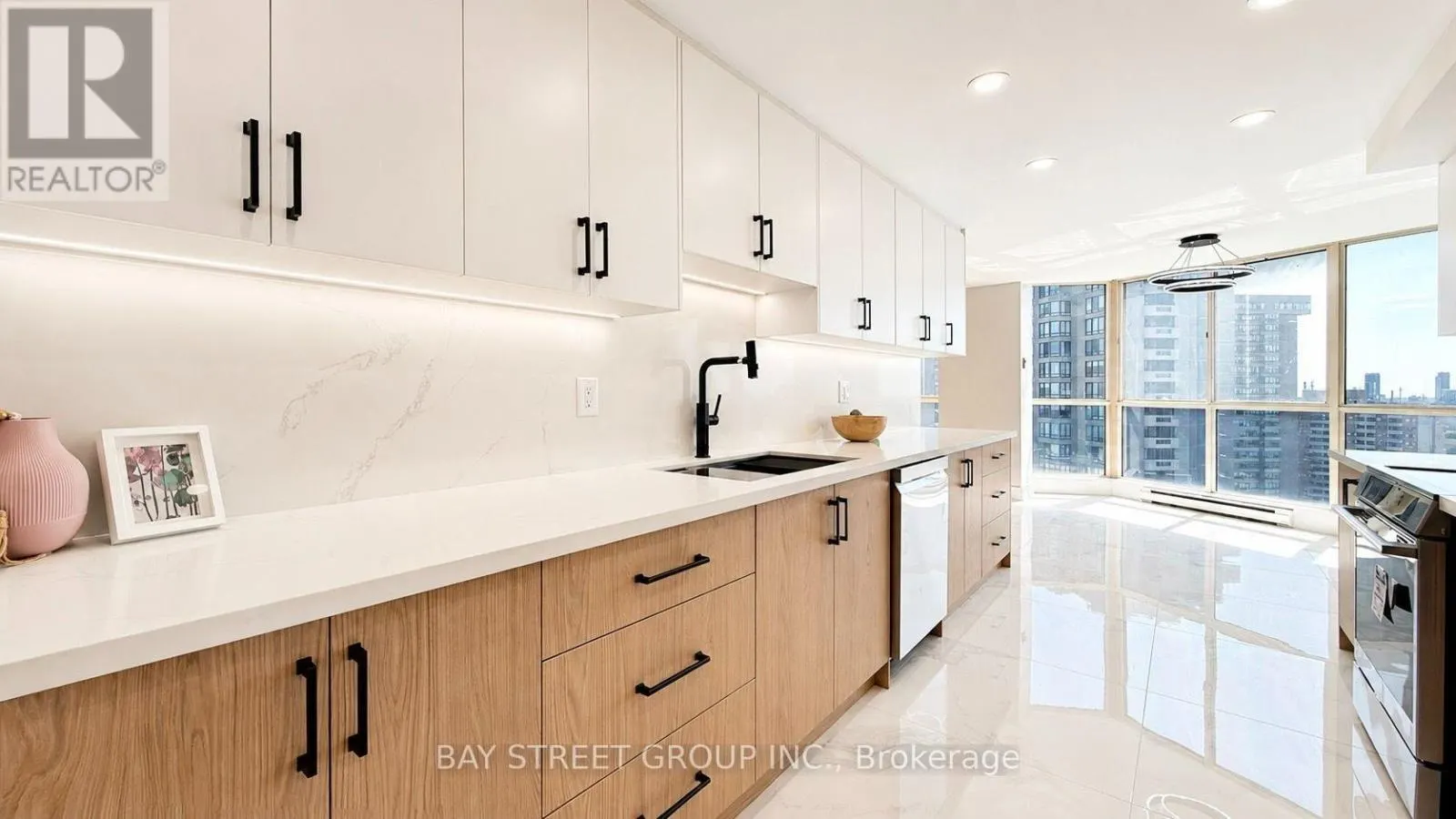 2201 - 85 SKYMARK DRIVE