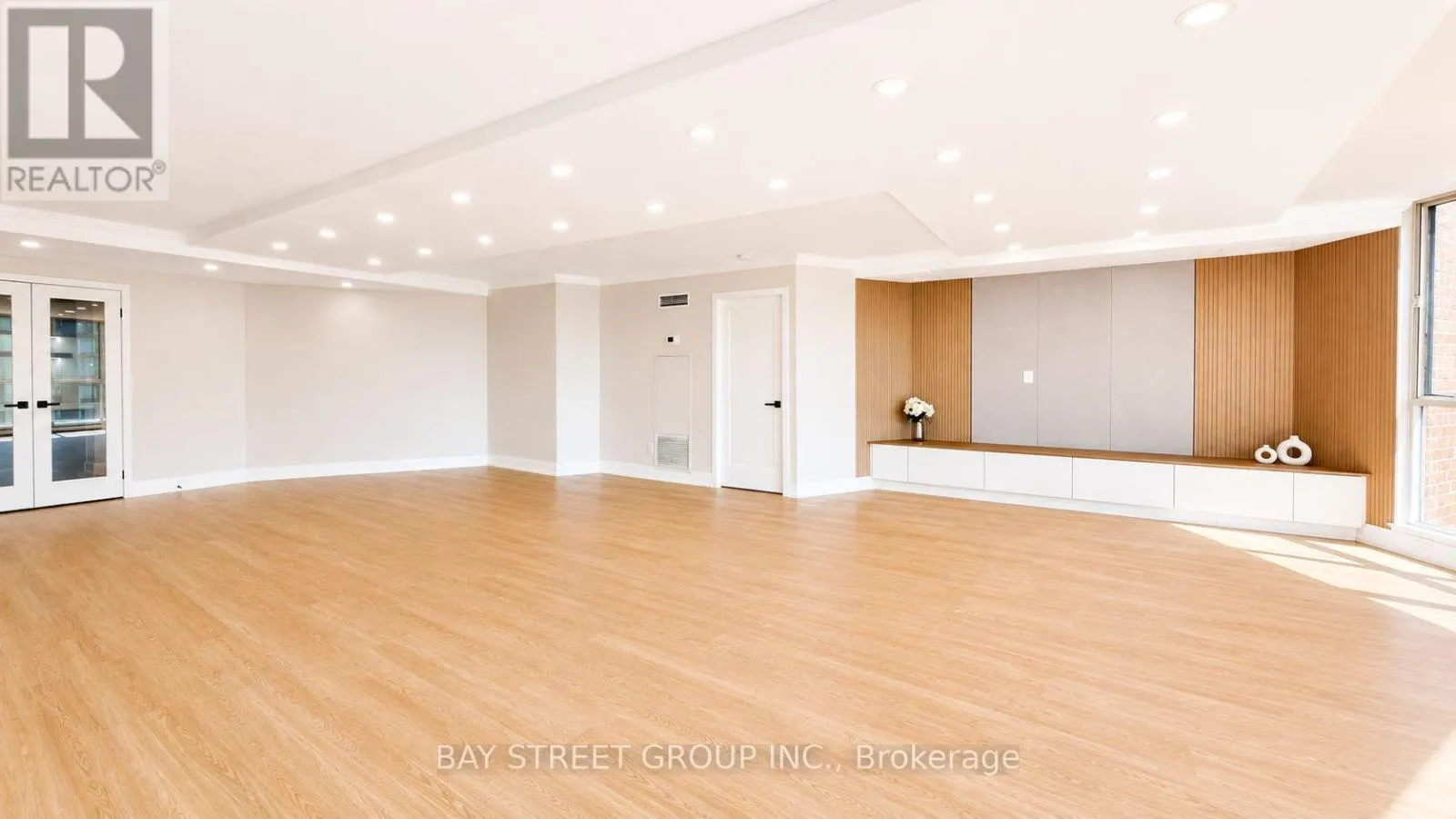 2201 - 85 SKYMARK DRIVE