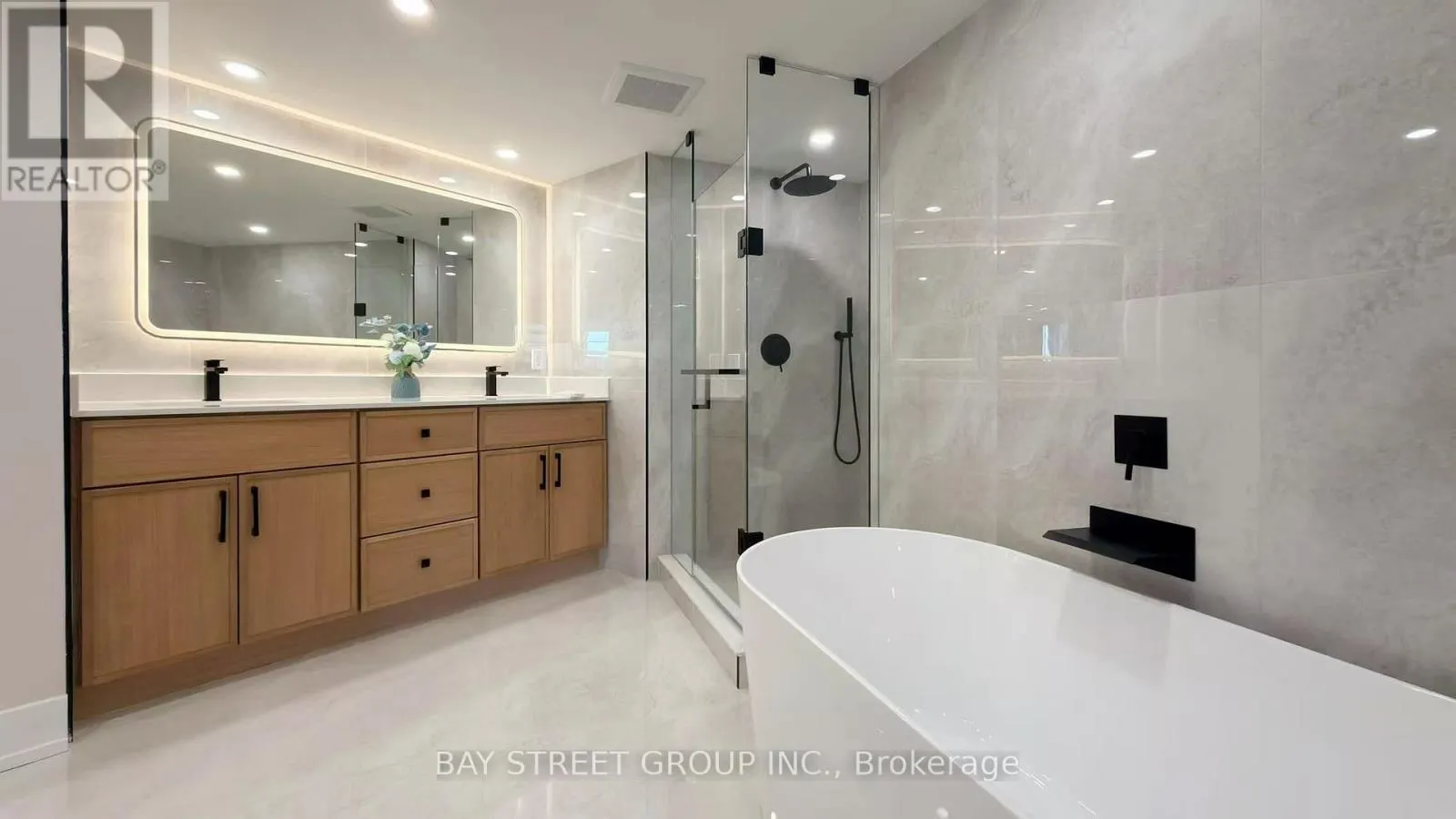 2201 - 85 SKYMARK DRIVE