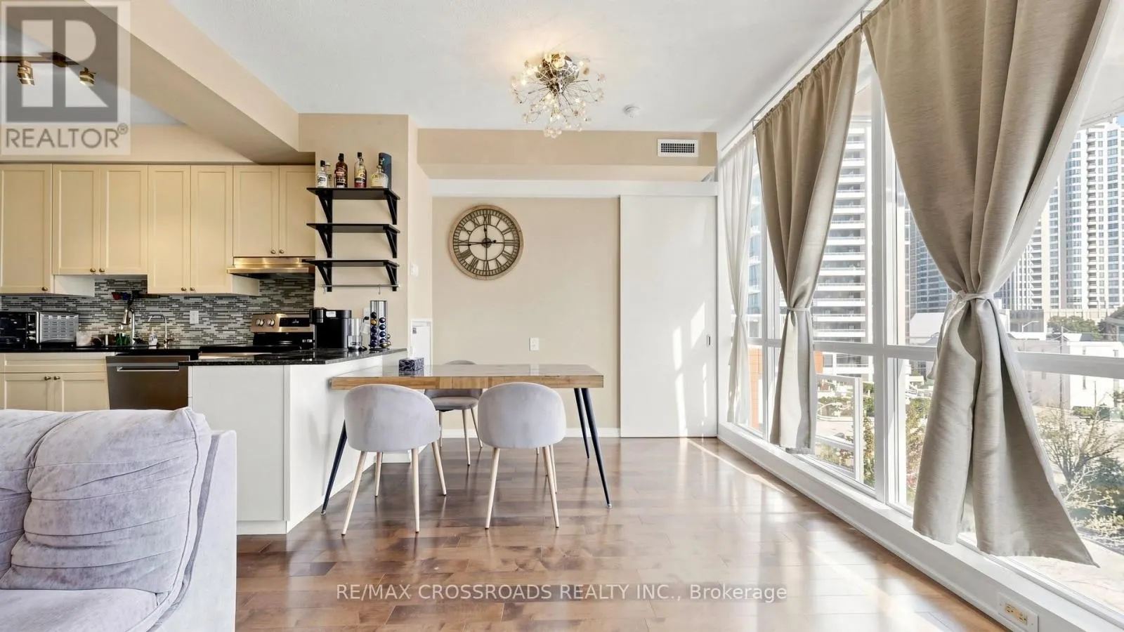 606 - 30 CANTERBURY PLACE